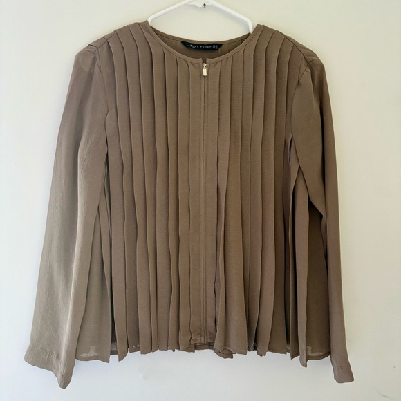 SALE‼️ Women's Taupe Pleated Top - Picture 1 of 5